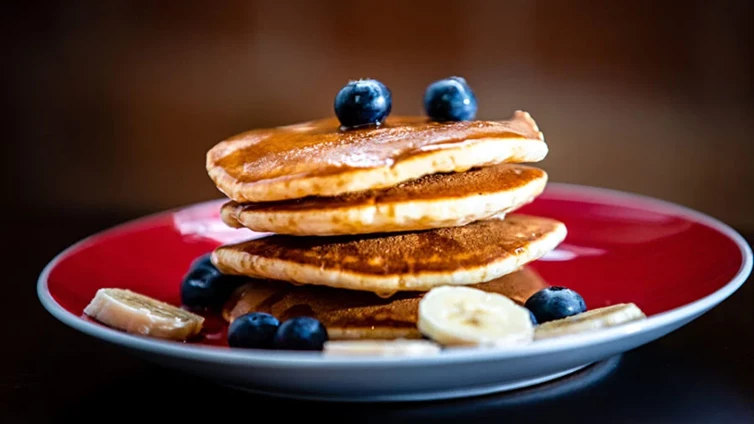 Proteinpannkakor – En Proteinrik Frukostfavorit. 1 Dessa proteinpannkakor är en näringsrik och god variant av klassiska American pancakes  Med extra ägg och växtbaserad dryck, såsom ärtdryck från "MuskelShoppen", blir de rika på protein och perfekta för att ge dig en mättande och energifylld start på dagen.
