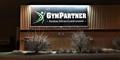 GymPartner Nordens Största Gymlager - GymPartner-Nordens-Största-Gymlager-skylt-scaled.jpg