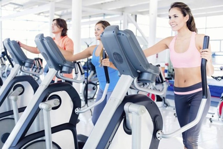 Det är en behaglig känsla att träna på en Crosstrainer Startrac PRO och du uppnår en verkligt god cardiovaskulär träning och hälsosamma resultat.  Konstruktionen av crosstrainern säkerställer att flera muskelgrupper – ben, armar, rygg och mage – aktiveras grundligt.  På det sättet stiger energiförbrukningen och därför är just denna typ av kretsloppsmaskin en mycket effektiv kaloridödare.  Men maskinen kräver att du gör en aktiv insats! Pulsen ska stiga och du behöver se till att stånka ordentligt när du tränar.