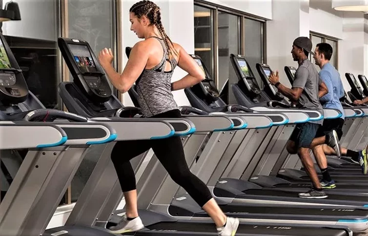 Här är några praktiska tips för att få ut det mesta av träningen oavsett vilken maskin du väljer:  Börja med en uppvärmning: Innan du börjar träna på crosstrainer eller löpband, se till att du värmer upp i 5-10 minuter för att förbereda dina muskler och leder för träningen.  Variera din träning: För att undvika att träningen blir för enformig och för att maximera resultaten, variera intensiteten, hastigheten, lutningen och träningsprogrammen på din träningsmaskin.