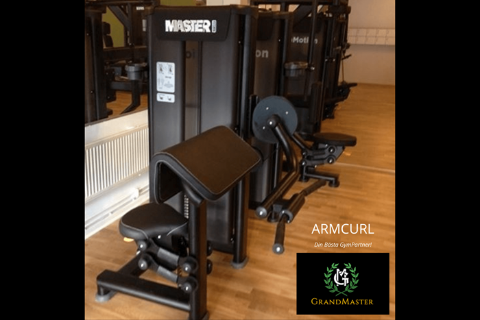 Armcurl-Bicepsmaskin by Maximus - ARMCURLGrandMaster Fitness 2023 (1).png